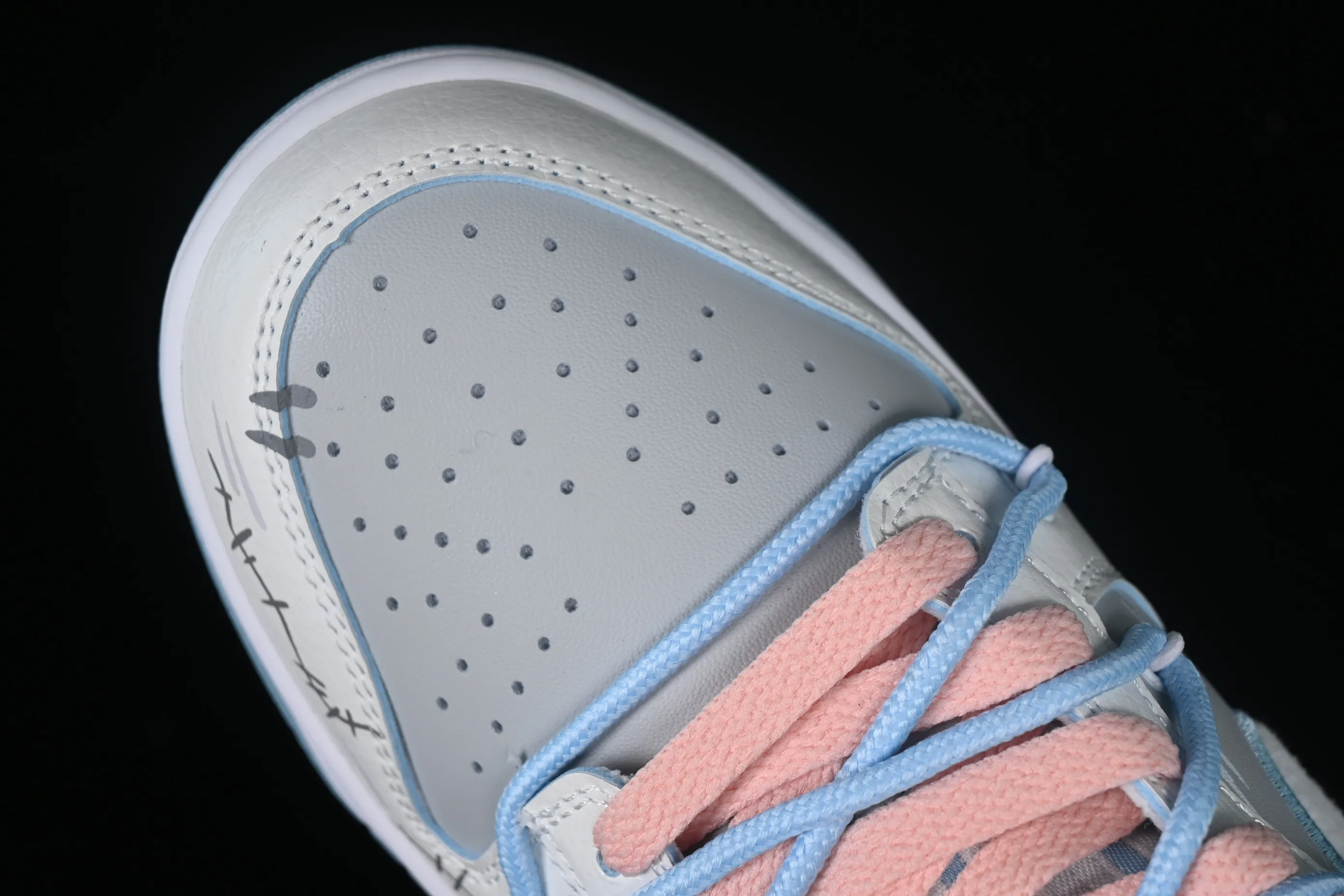 All Categories Nk SB Dunk Series Nk SB Dunk Low Low-top sneakers Nk Dunk Low CNY Made in Cass Hand-painted rabbit Gray blue and white SB strap deconstructed low-top casual sneakers FB1871-011